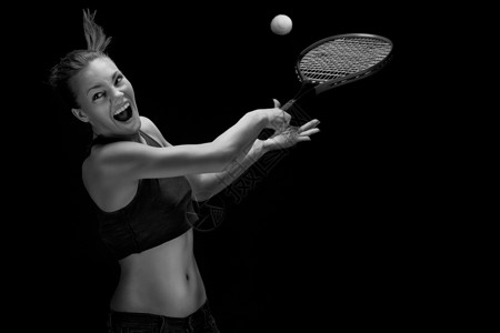 球拍的网球运动员的肖像图片