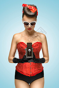 上传衣服素材张挂着老式相机的紧身胸衣女孩的照片背景