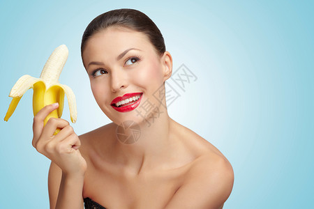 幅创意的肖像,位感的女人手里着根半尖的黄色香蕉图片