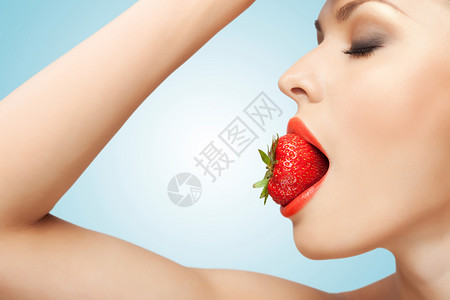 幅感女人的肖像,嘴里着颗红熟的草莓图片
