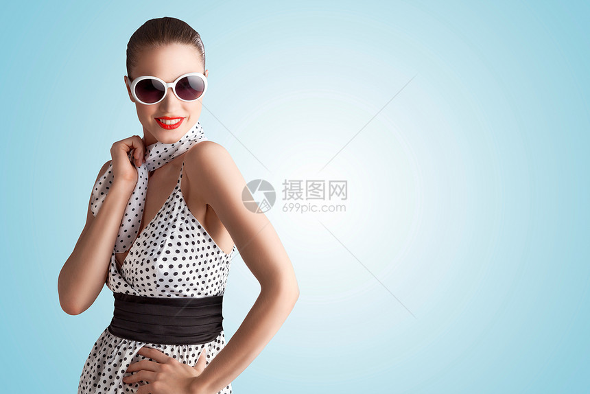 位穿着斑点复古连衣裙的女孩子的酷照片太阳镜围巾图片