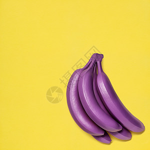 黄色背景上的紫罗兰香蕉图片