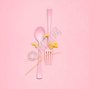 午餐时间用叉子勺子的创造的静物生粉供应高清图片