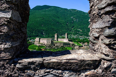 卡斯特诺城堡卡斯特雷格朗德由蒙特贝洛城堡的废墟石头,三个城堡的贝林佐纳,蒂奇诺,瑞士背景