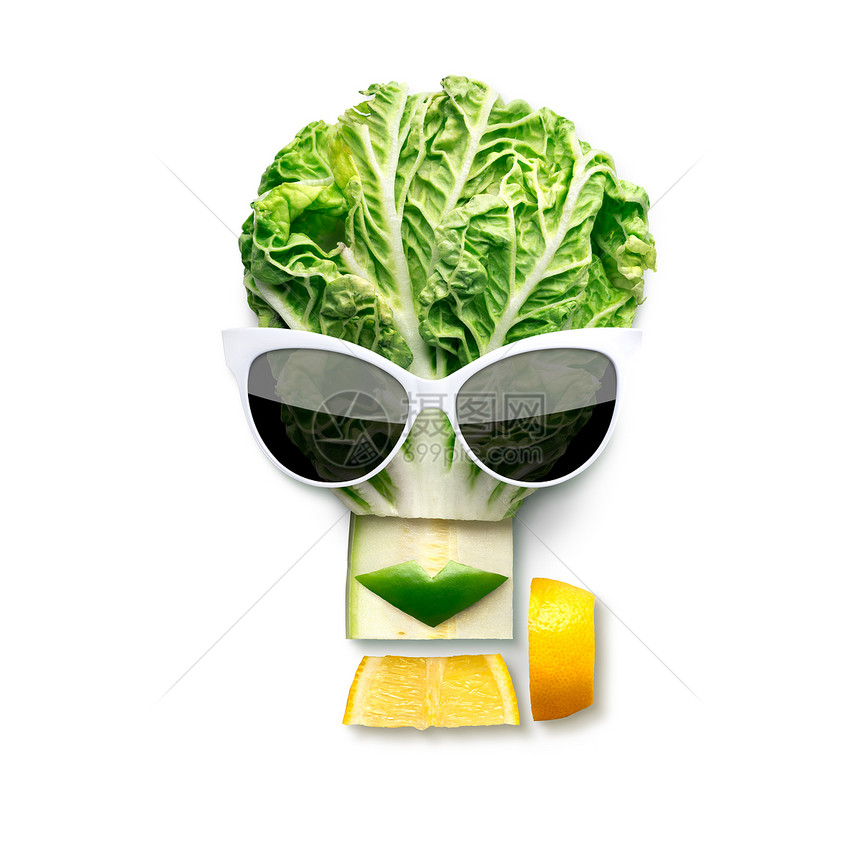 古怪的食物,立体风格的女脸,太阳镜由水果蔬菜制成,隔离白色图片