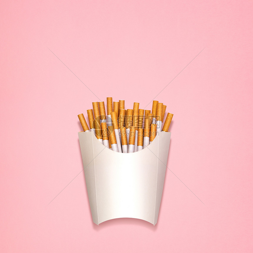香烟的静物,装纸箱里的炸土豆图片