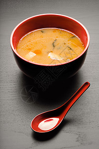 个勺子个汤盘的特写,美味的味辛汤图片