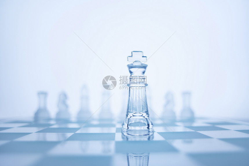 国际象棋国王站相同颜色的照片,背景明亮图片