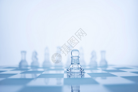 张棋子站同颜色国际象棋前的照片图片