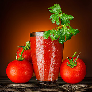 杯湿的番茄汁,装饰着欧芹成熟的番茄图片