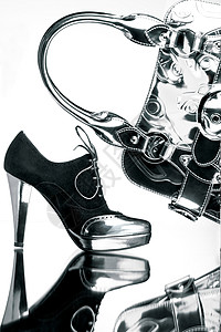 米罗花哨的黑色银色鞋,反光镜表个银袋,比度很高背景