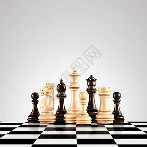 黑白国际象棋战略领导理念黑白木制国际象棋人物站棋盘上准备比赛背景