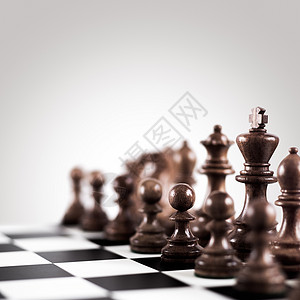 战略战术棋盘上的黑色木制棋子排成排准备比赛图片