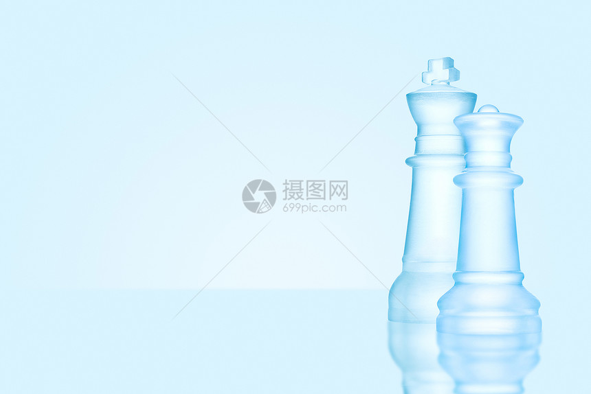 冰霜国王王后的国际象棋,最强大的人物站冰川棋盘上图片