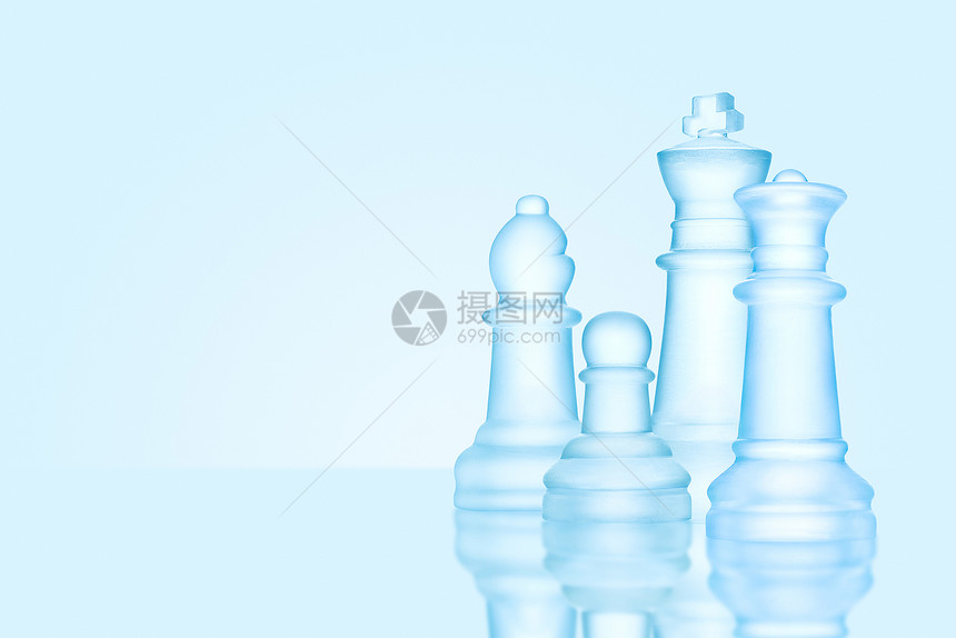 战略领导理念冰制成的冰霜国际象棋人物,站准备比赛,就像张家庭照片上样图片