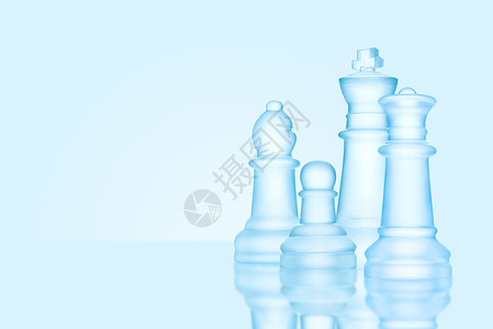 战略领导理念冰制成的冰霜国际象棋人物,站准备比赛,就像张家庭照片上样背景图片