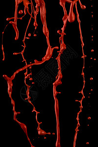 种多汁的红色油漆黑色背景下飞溅图片