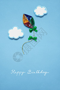 蓝色背景上用纸制成的风筝的创意照片图片