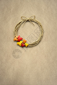 创意感恩节照片的花环与树叶制成的纸张棕色背景图片