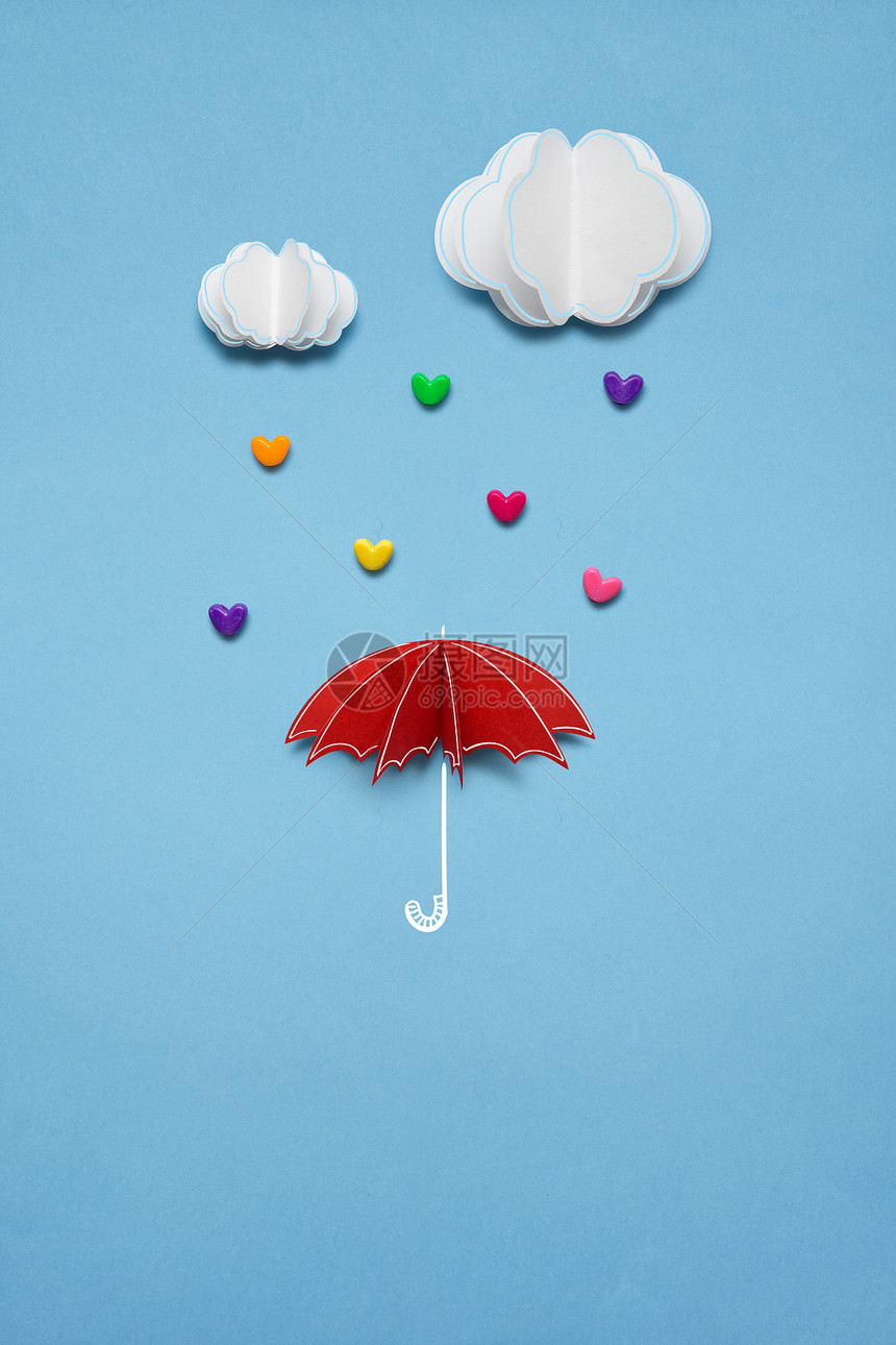 创意情人节照片伞与心雨下白色背景图片