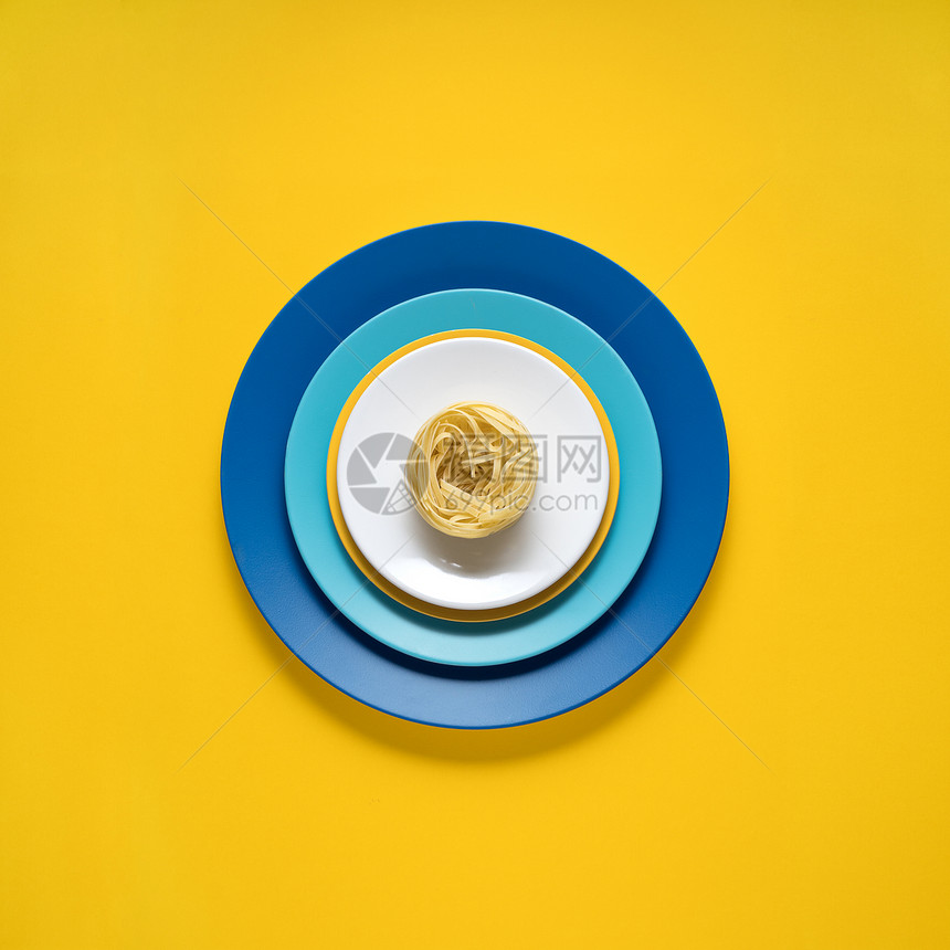 厨房用具的创意照片,黄色背景上画食物的盘子图片