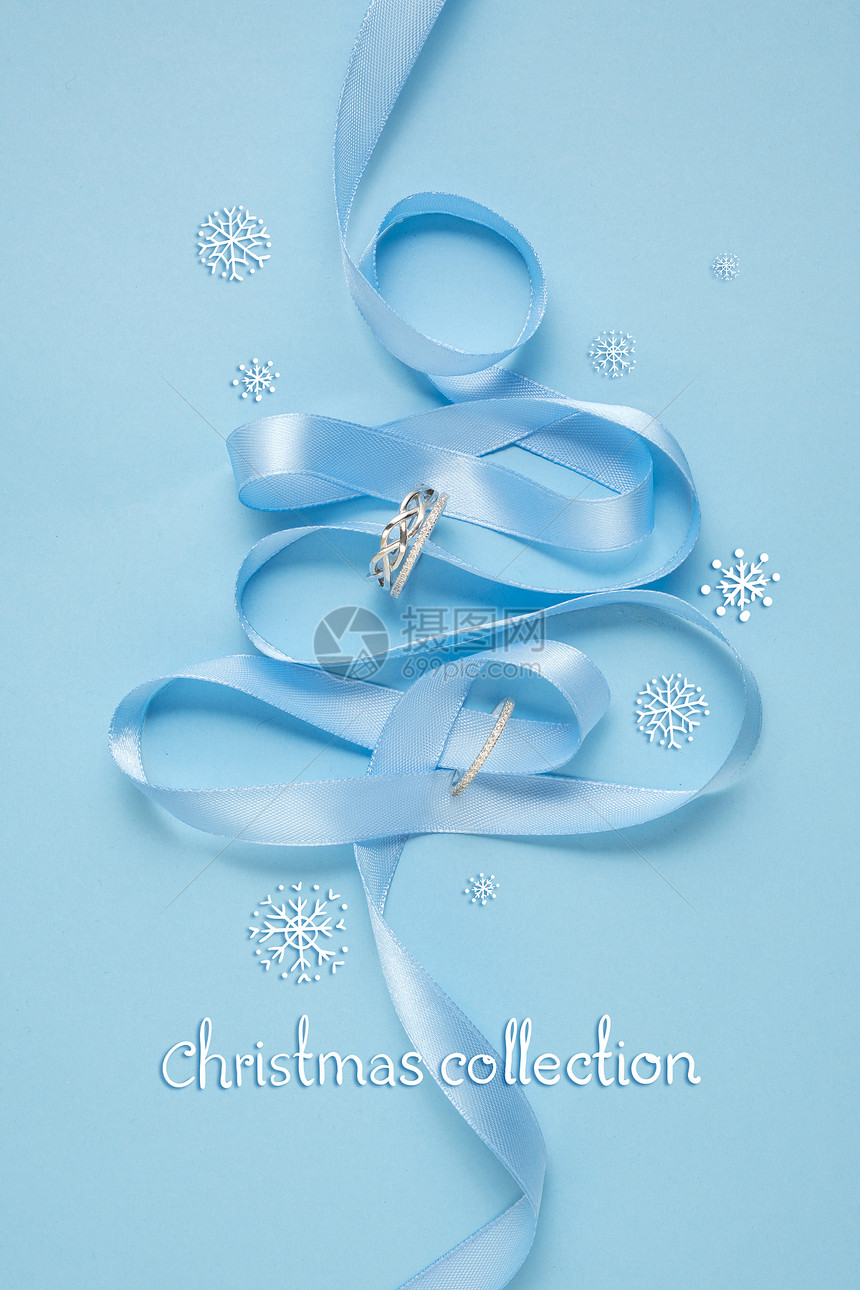 创意照片诞树由丝带珠宝制成的蓝色背景图片