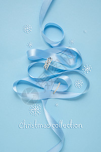 创意照片诞树由丝带珠宝制成的蓝色背景图片