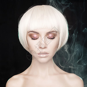 艺术时尚工作室肖像美丽的金发短发背景上烟雾的迷人照片图片