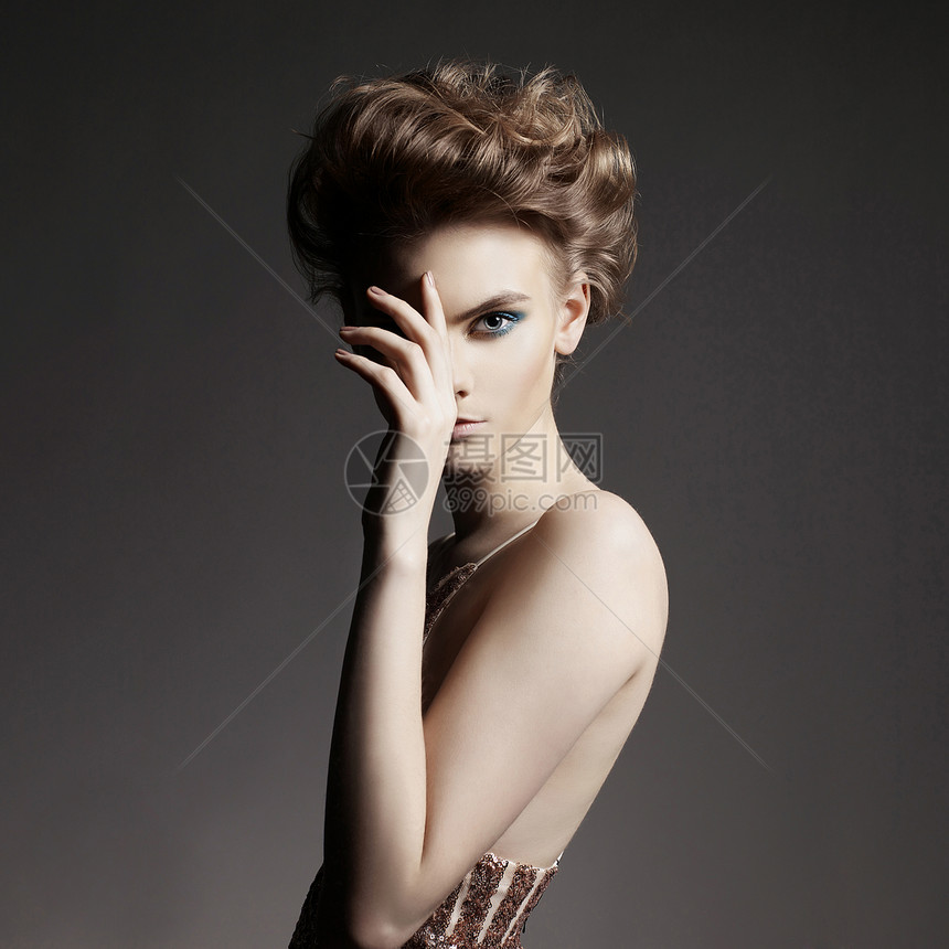 工作室照片优雅的女士与彩色烟雾眼睛化妆发型时髦的轻女人图片