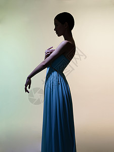 时尚工作室肖像美丽的女人穿着蓝色的衣服五颜六色的背景亚洲美女图片
