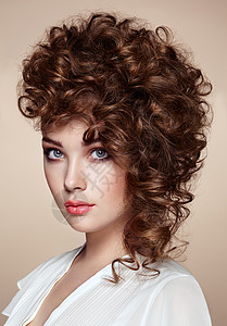 黑发女人,卷发发亮波浪发型的漂亮模特时尚照片图片
