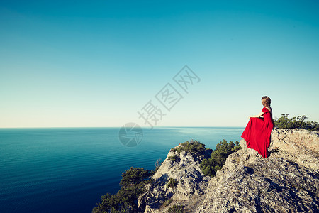 岩石边上的女孩女主角旅行高清图片