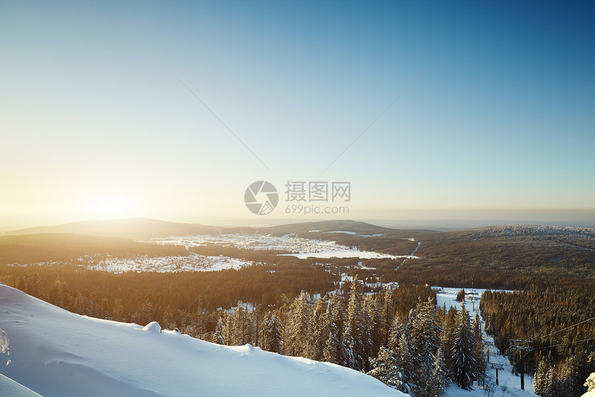 仙女般的冬季景观,雪覆盖着树木奇妙的冬季景观戏剧的阴天美丽的世界多雪的森林图片