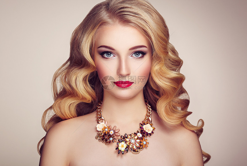 时尚的轻美女肖像与珠宝优雅的发型留着长长波浪头发的金发女孩完美的化妆美丽风格的模特图片