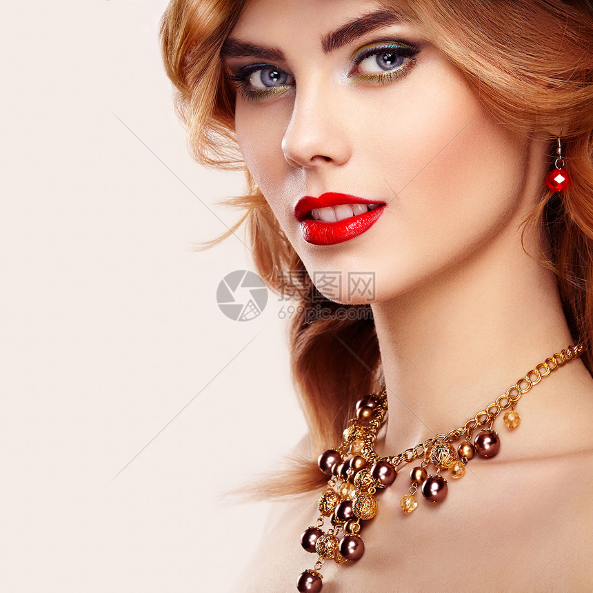 美丽时尚模特红头发女孩肖像感的轻女人,完美的妆容时尚的金色配饰微笑开朗的女孩开放的白色背景时尚魅力女图片