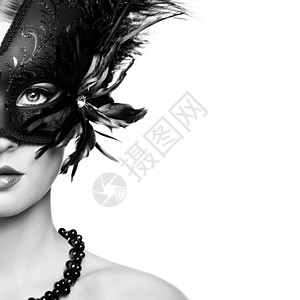美丽的轻女人戴着黑色神秘的威尼斯具黑白时尚照片图片