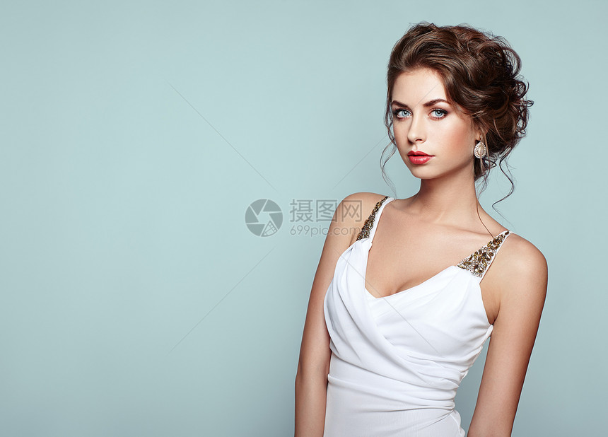 穿着优雅白色晚礼服的美女的时尚肖像着优雅发型珠宝的女孩图片