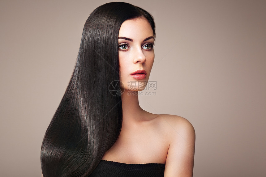 长着光滑头发的漂亮女人化妆发型完美的女孩模特黑发,完美健康的黑发图片