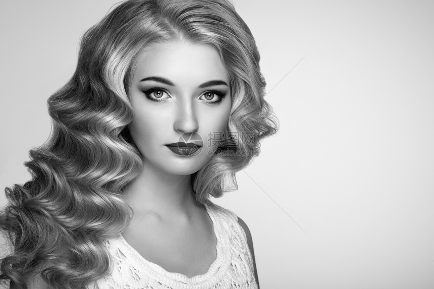美丽的女孩,长长的波浪闪亮的头发卷发的金发女人完美的化妆时尚照片黑白照片图片
