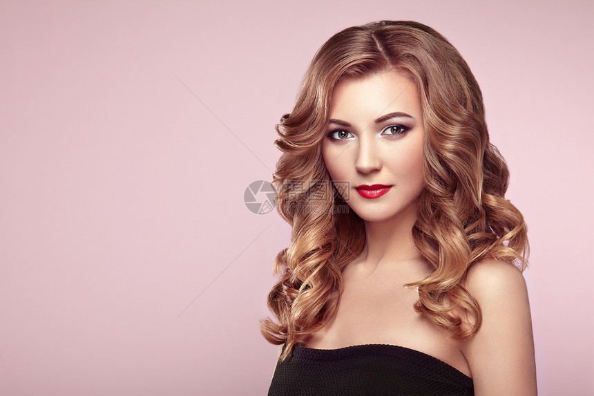 金发碧眼的女人,留着又长又大的卷发漂亮的模特留着卷发完美的化妆美丽风格的模特图片