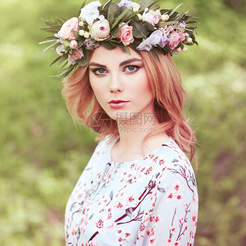 美丽的金发女人,头上戴着花圈花发型的美女夏天森林里的女孩时尚照片图片