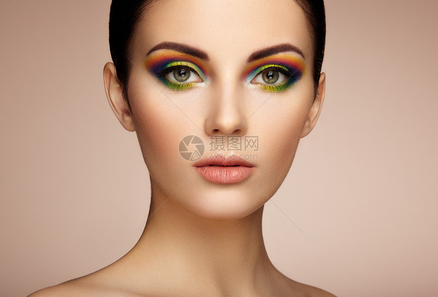 美丽的轻女人用彩虹化妆的肖像女孩夏天长长的睫毛,生动的五颜六色的眼影五颜六色的图片