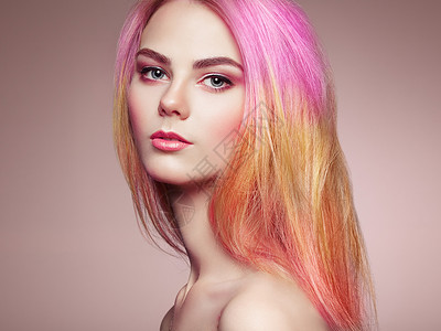 粉红色假发美丽的时尚模特女孩,五颜六色的染发化妆发型完美的女孩完美健康染发的模特背景