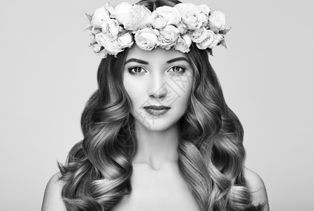 美丽的黑发女人,头上戴着花圈花发型的美女完美的妆容美容时尚春天的女人图片