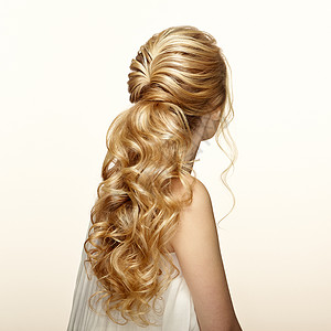 头又长又亮的卷发的金发女孩漂亮的模特,留着卷曲的发型护理美容美发产品头发的护理美丽背景图片