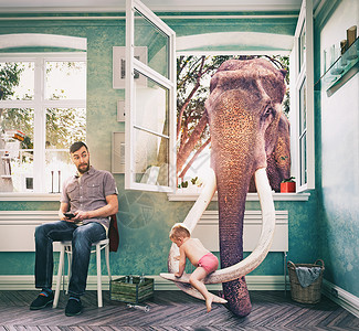 大象带着孩子穿过窗户,而他的父亲看上心烦意乱照片合图片