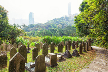 商行雾晨旧香港墓地背景