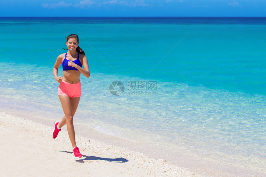 女人海滩上跑步美丽的轻健身女子海滩上跑步图片