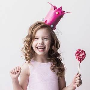小糖果公主美丽的糖果公主女孩皇冠上着大粉红色的心棒棒糖微笑图片