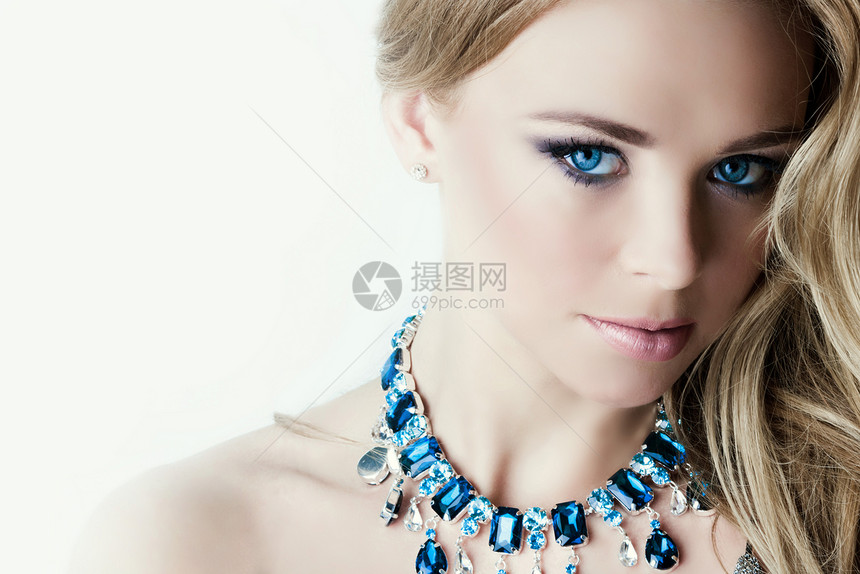 带项链的女人美丽的女人的肖像,金色的卷发蓝色宝石项链图片